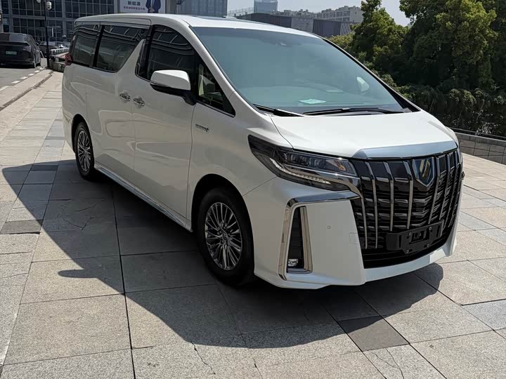 Toyota Alphard, 2023 — фото 2 из 9