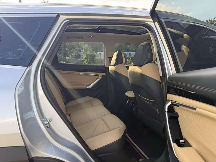 Geely Atlas L, 2023 — фото 7 из 9