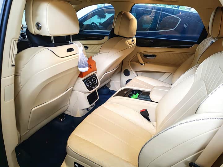 Bentley Bentayga Hybrid, 2022 — фото 3 из 9