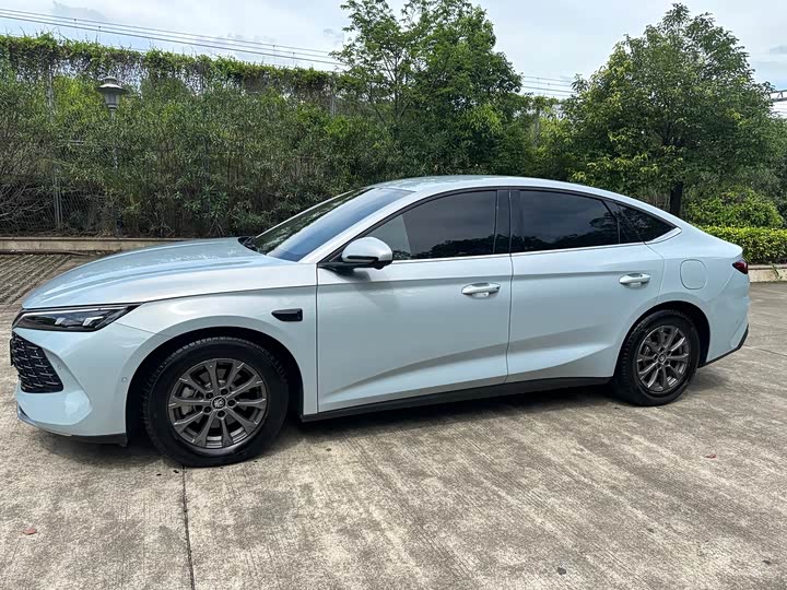 BYD Qin L, 2025 — фото 6 из 9