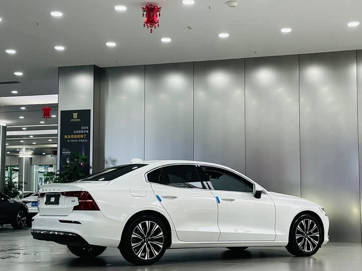 Volvo S60, 2023 — фото 7 из 9