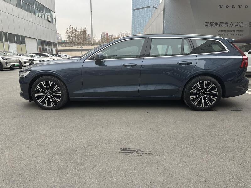Volvo V60, 2023 — фото 4 из 12