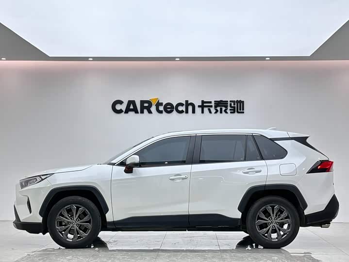 Toyota RAV4, 2023 — фото 2 из 9
