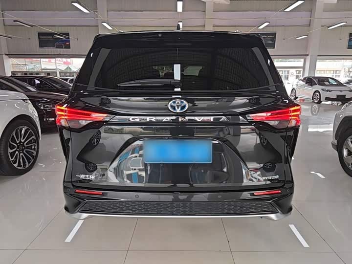 Toyota Granvia, 2022 — фото 6 из 9