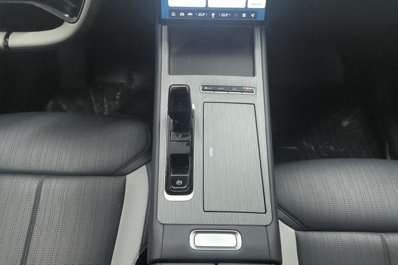 Geely Atlas L, 2024 — фото 10 из 12