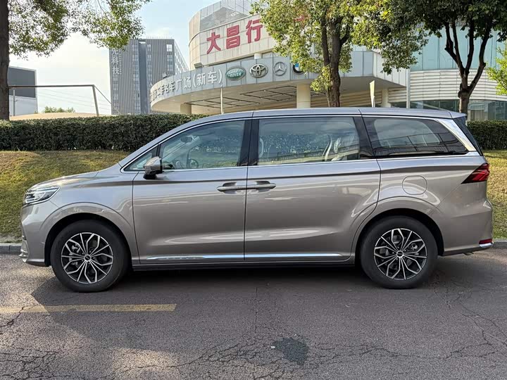 Roewe iMax 8 EV, 2025 — фото 3 из 9