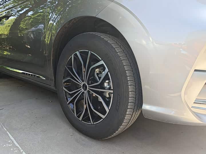 Roewe iMax 8 EV, 2024 — фото 8 из 9