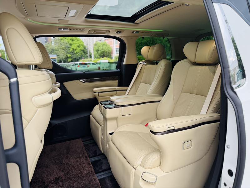 Toyota Alphard, 2022 — фото 8 из 9