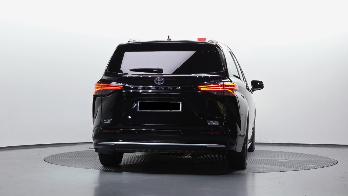 Toyota Sienna, 2023 — фото 4 из 12