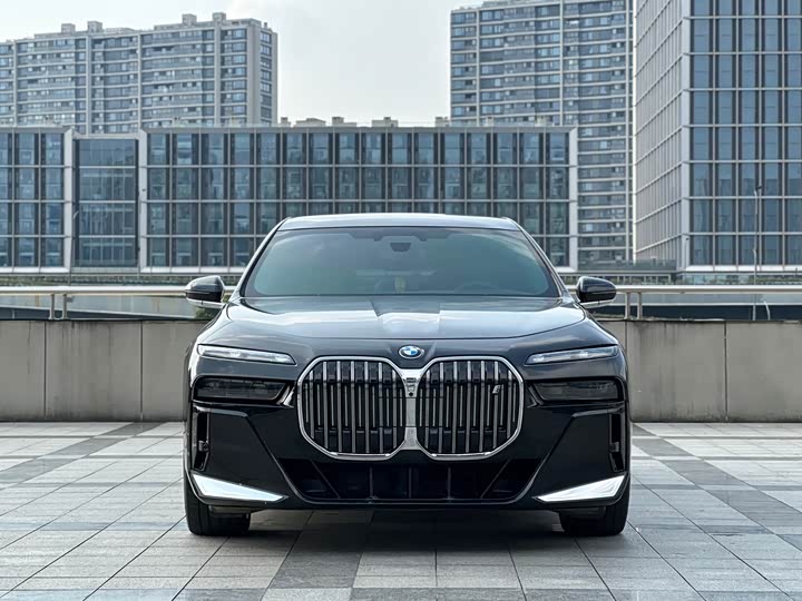 BMW i7, 2024 — фото 2 из 9