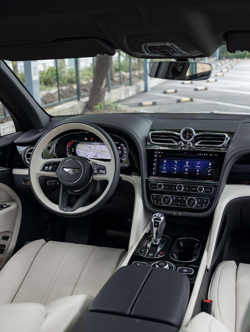 Bentley Bentayga, 2024 — фото 8 из 12