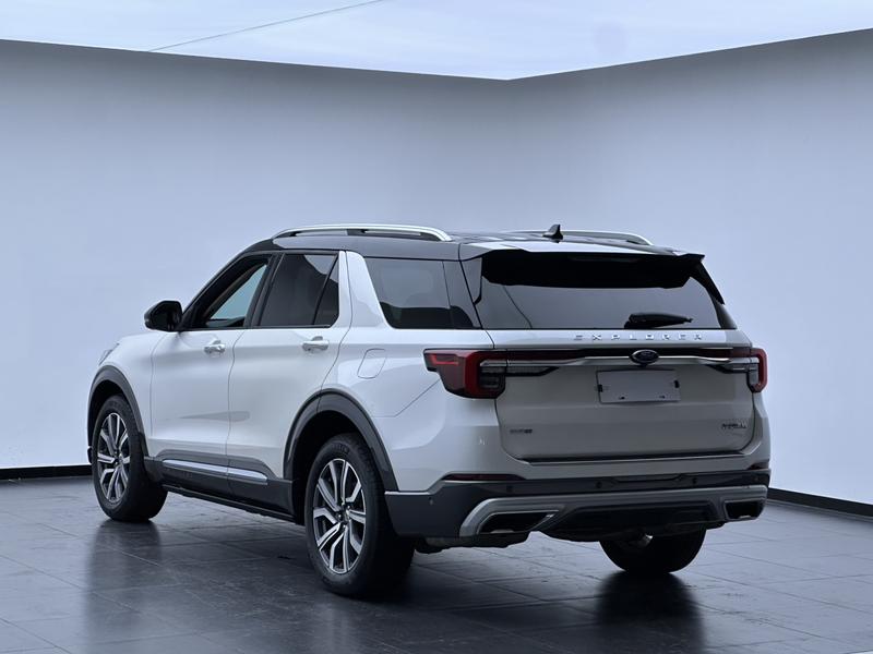 Ford Explorer, 2023 — фото 4 из 12