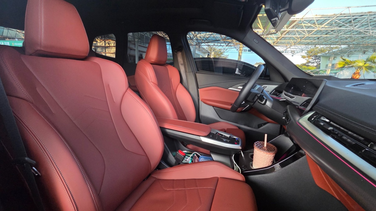 BMW iX1, 2025 — фото 7 из 12