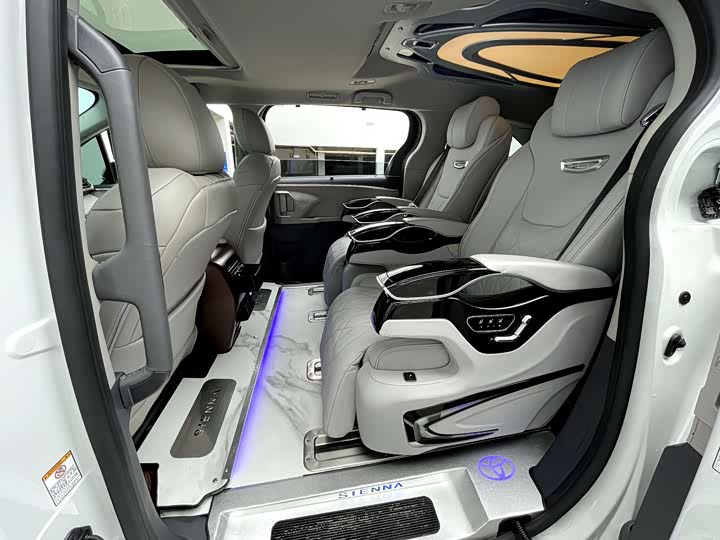 Toyota Sienna, 2022 — фото 8 из 9