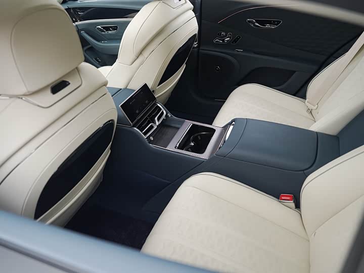 Bentley Flying Spur Hybrid, 2025 — фото 9 из 9