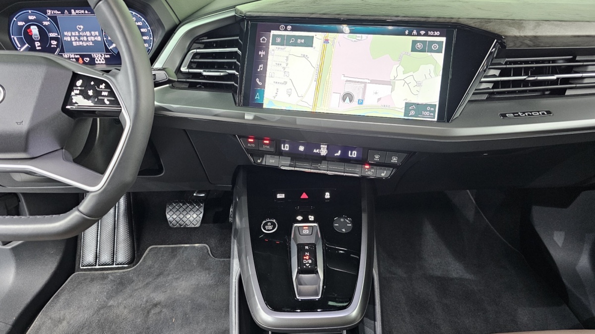 Audi Q4 e-tron, 2025 — фото 12 из 12