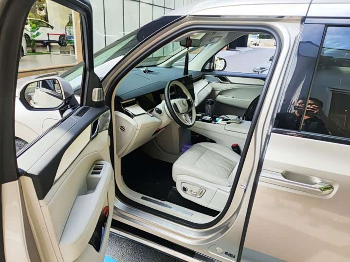 Volvo EM90, 2024 — фото 5 из 7