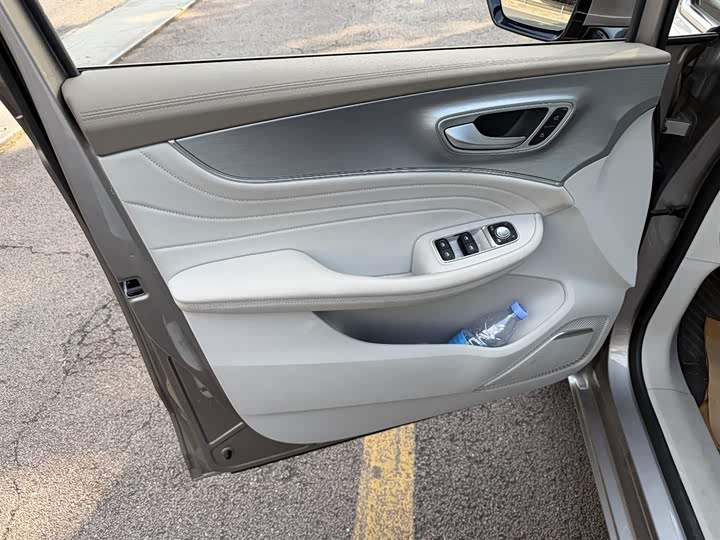 Roewe iMax 8 EV, 2025 — фото 6 из 9