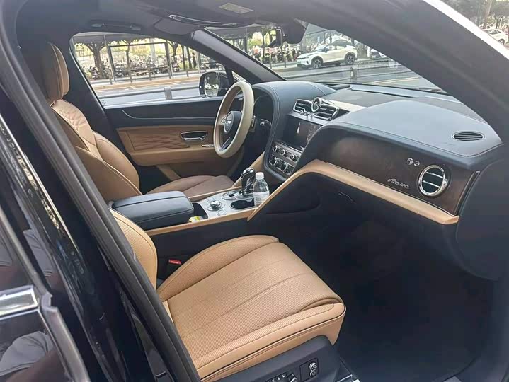 Bentley Bentayga, 2023 — фото 2 из 3