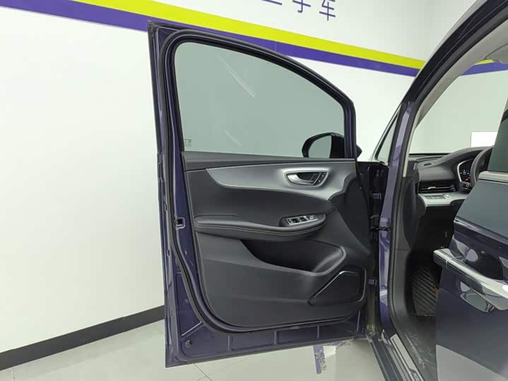 Roewe iMax 8, 2022 — фото 7 из 9