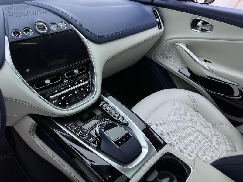 Aston Martin DBX, 2023 — фото 6 из 10