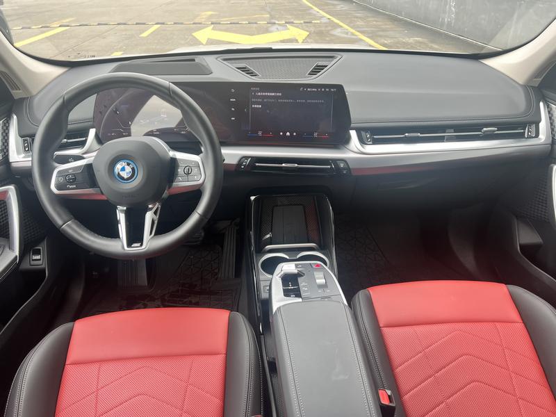 BMW iX1, 2025 — фото 9 из 12