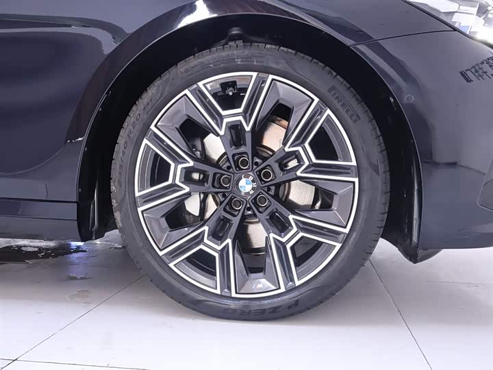 BMW 5 Series, 2025 — фото 6 из 9