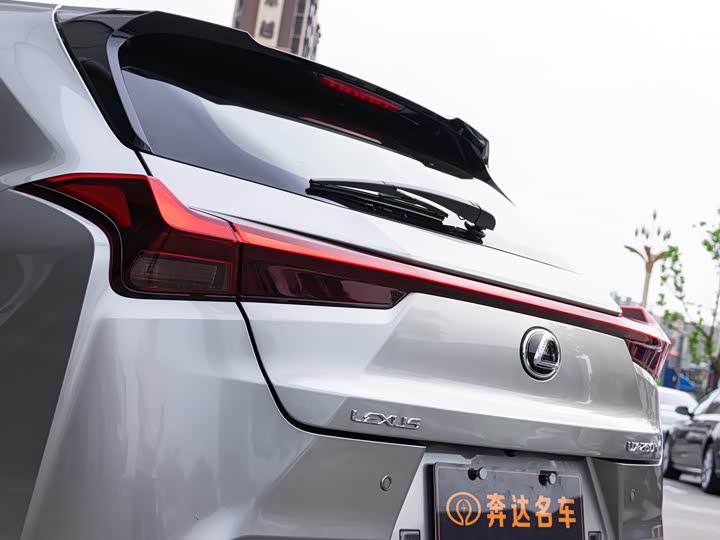 Lexus UX, 2022 — фото 7 из 9
