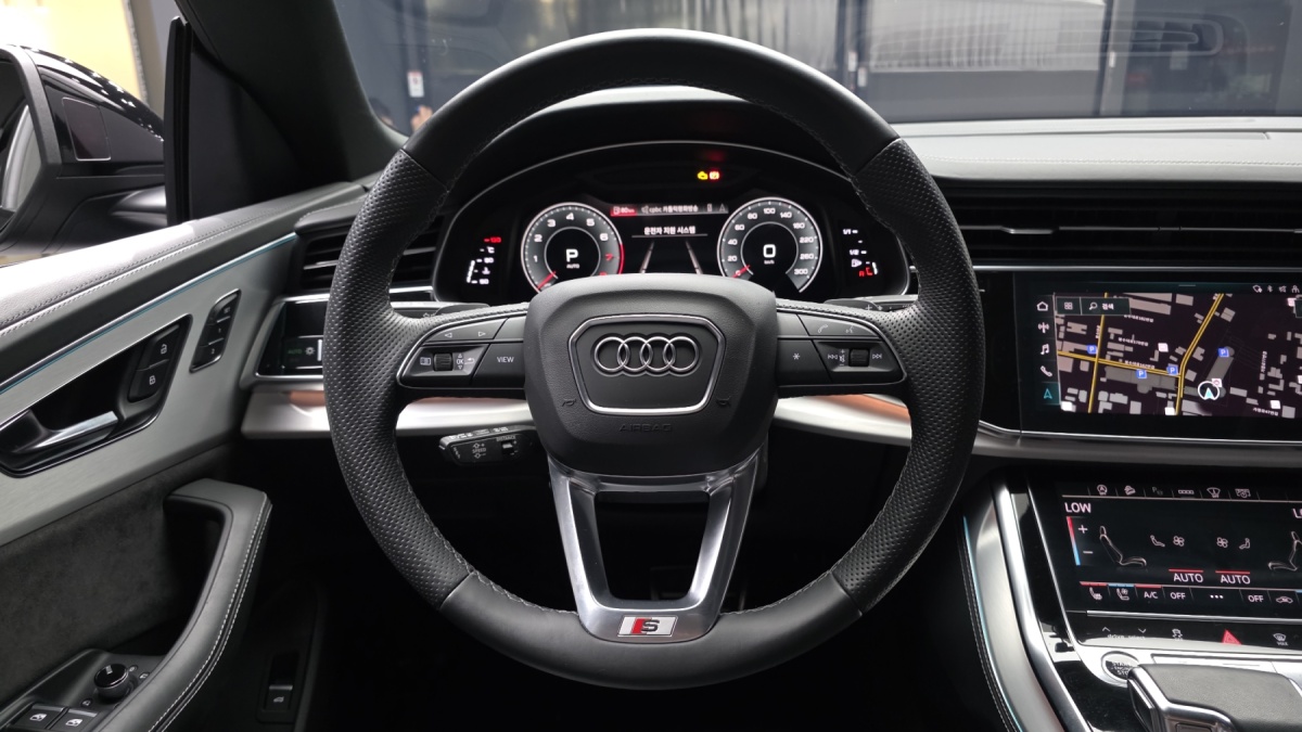 Audi Q8, 2022 — фото 12 из 12