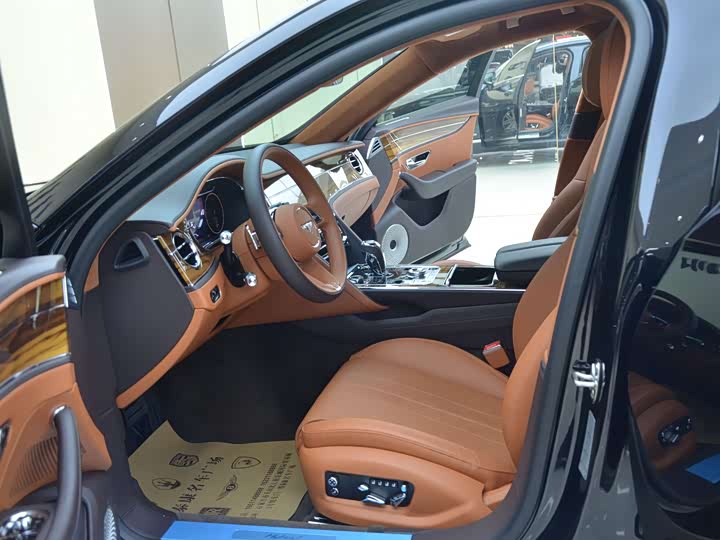 Bentley Flying Spur Hybrid, 2022 — фото 4 из 9