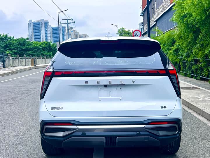 Geely Atlas L, 2023 — фото 7 из 9