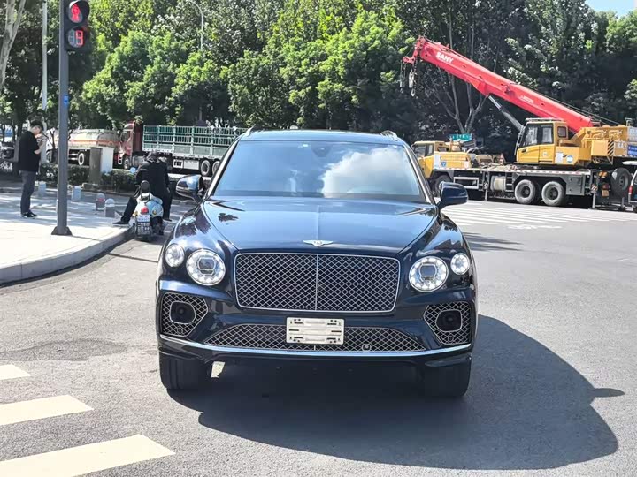 Bentley Bentayga, 2023 — фото 2 из 9