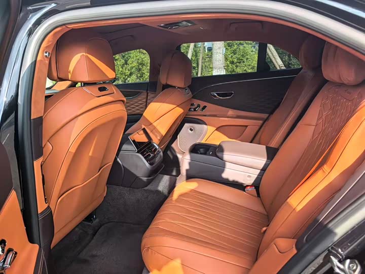 Bentley Flying Spur, 2024 — фото 3 из 9