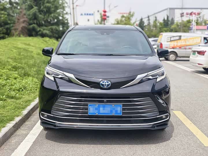 Toyota Sienna, 2023 — фото 3 из 9