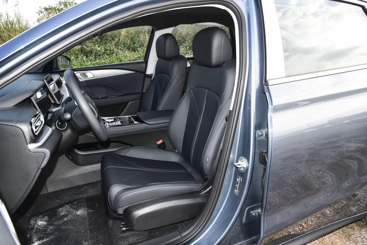 Geely Galaxy L6, 2026 — фото 9 из 12