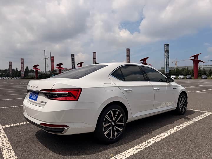 Skoda Superb, 2023 — фото 6 из 9