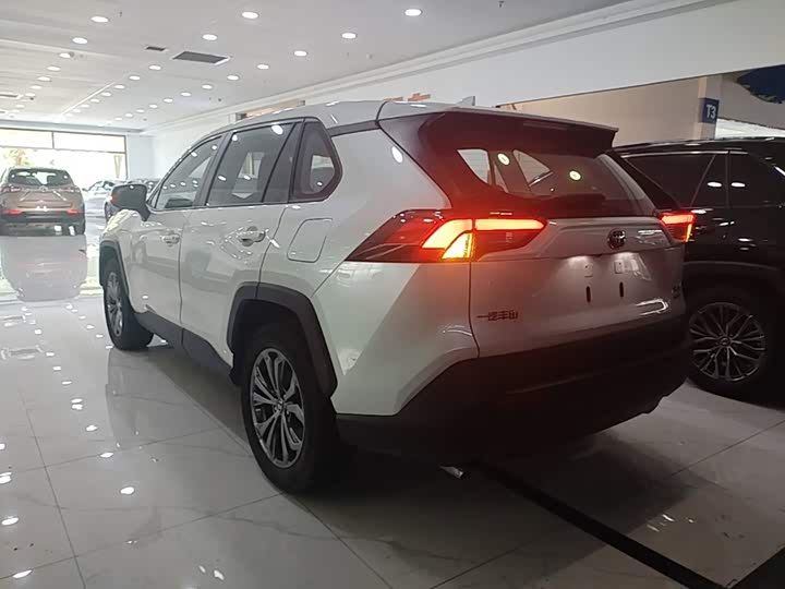 Toyota RAV4, 2023 — фото 5 из 9