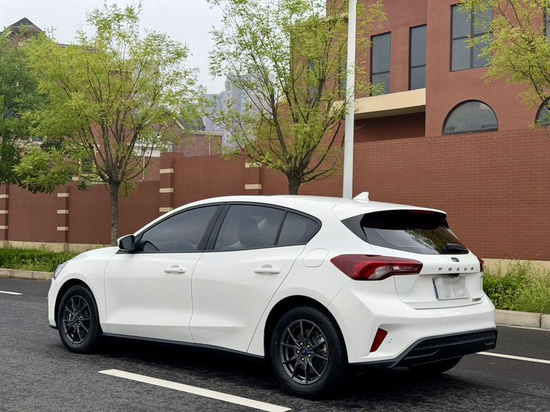 Ford Focus, 2022 — фото 4 из 11