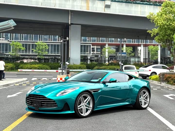 Aston Martin DB12, 2025 — фото 3 из 9