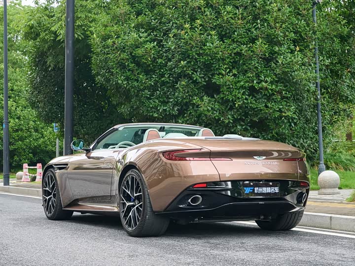 Aston Martin DB12, 2025 — фото 7 из 9
