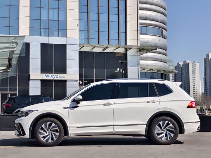 Volkswagen Tiguan L Hybrid, 2021 — фото 3 из 7