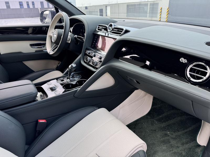 Bentley Bentayga, 2023 — фото 8 из 12