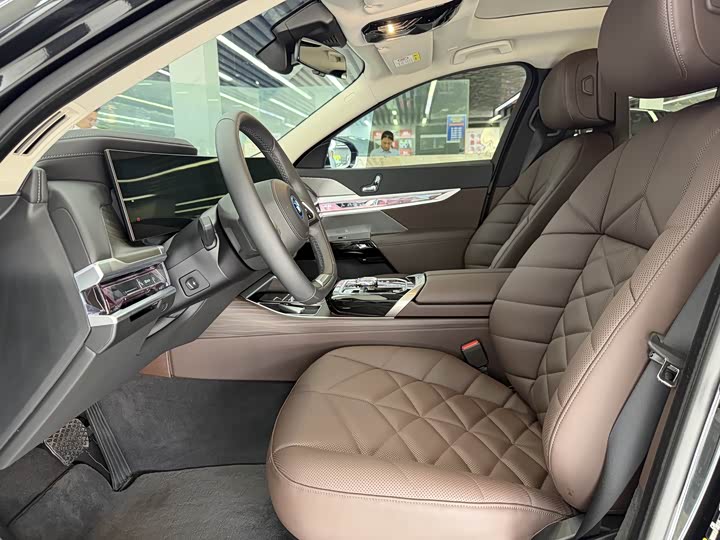 BMW i7, 2025 — фото 5 из 9