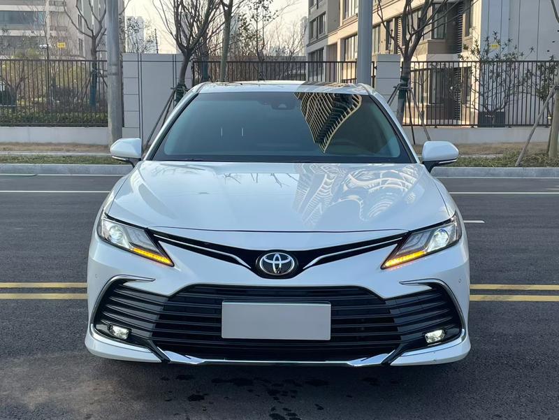 Toyota Camry, 2023 — фото 2 из 8