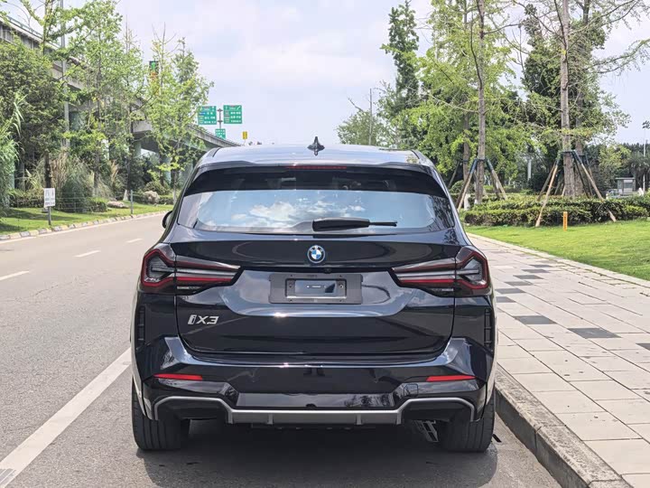 BMW iX3, 2024 — фото 8 из 9