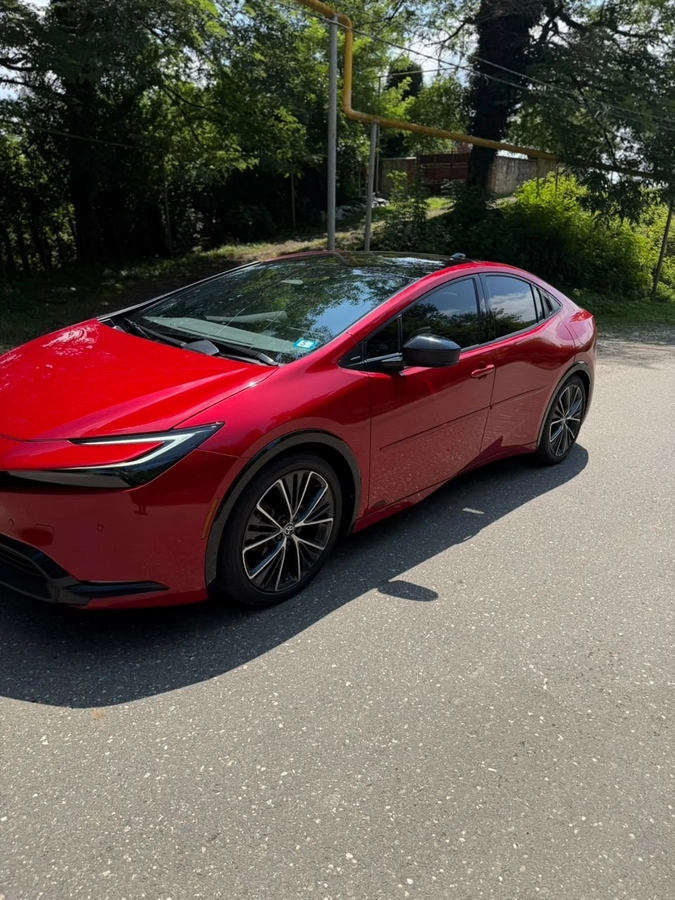 Toyota Prius, 2023 — фото 2 из 11