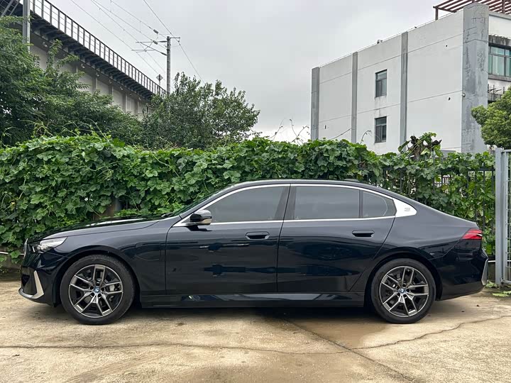 BMW i5, 2025 — фото 3 из 9