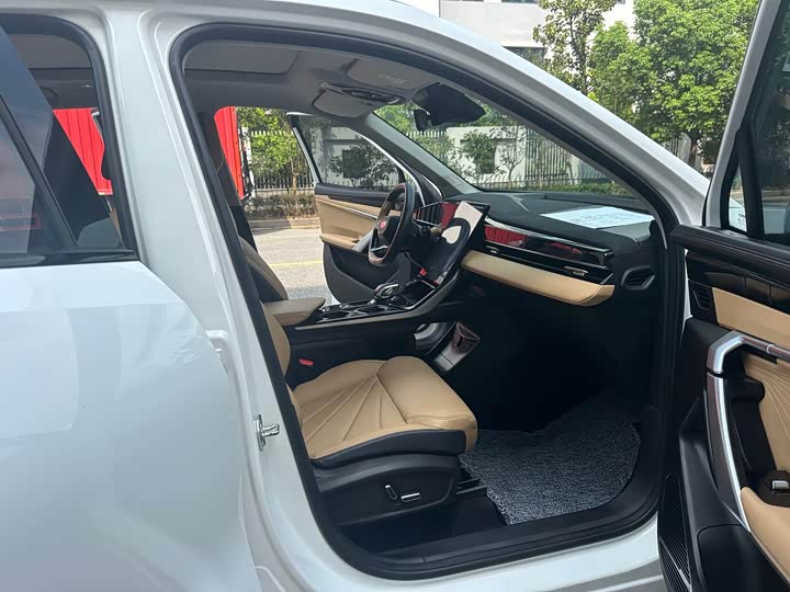 Geely Atlas L, 2023 — фото 7 из 9