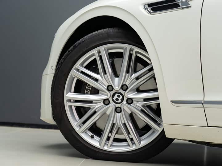 Bentley Flying Spur, 2023 — фото 6 из 9