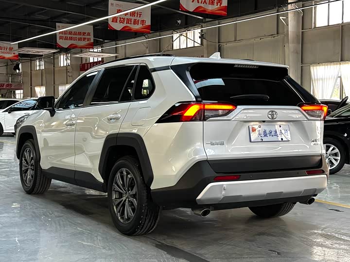 Toyota RAV4, 2023 — фото 7 из 9